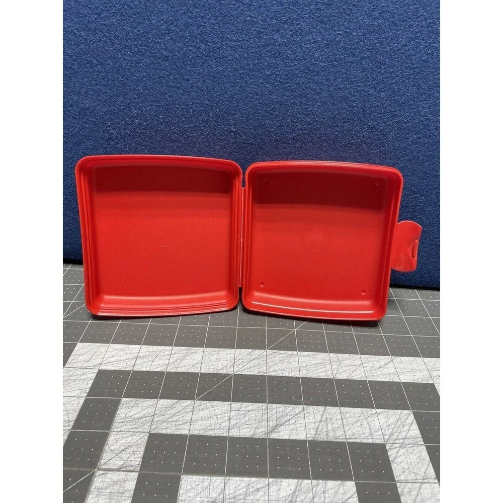 Tupperware Sandwich Keeper Red Heart HOLIGRAM Valentine's - pre-owned---good